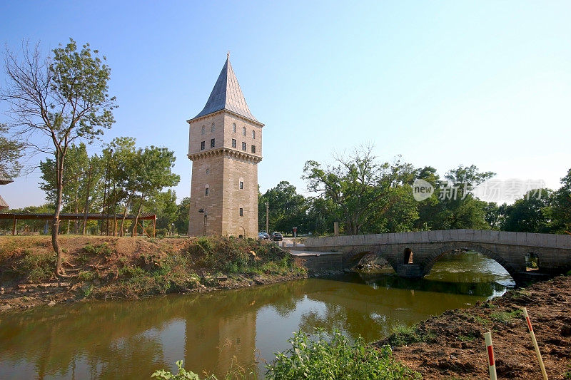 在埃德尔内的通卡河上的法提赫桥和历史正义塔，奥斯曼帝国历史遗迹