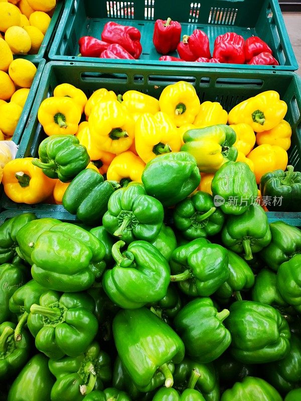 市场上的黄椒和红椒