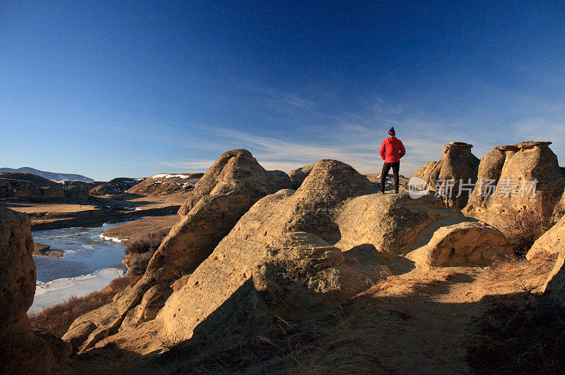 在加拿大阿尔伯塔省的石碑省级公园，一名男子正在欣赏不可思议的风景