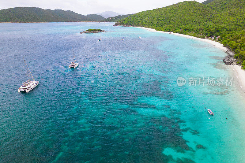 空中俯瞰美属维尔京群岛的圣托马斯和圣约翰海滩