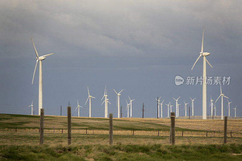 科罗拉多州波尼国家草原风力涡轮机农场上空乌云密布