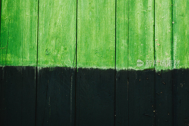 旧木托盘漆成绿色和黑色。