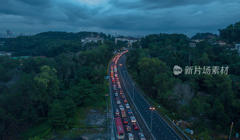 公路夜景鸟瞰图