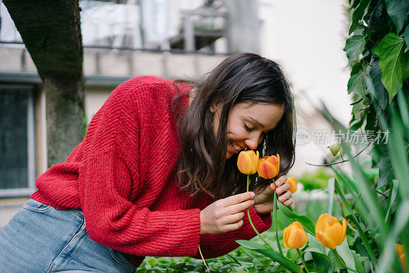 年轻女子在自家后院打理花园