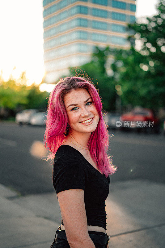可爱的肖像一个独特的，朝气蓬勃，时尚，快乐，快乐的年轻女人与有趣可爱的亮粉色染头发在夏天户外