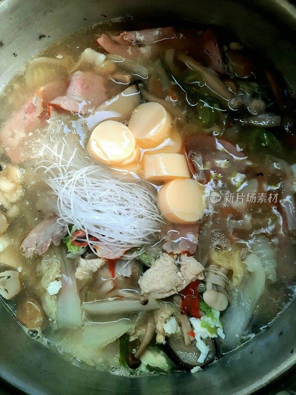 豆腐和米粉在炉子上的汤锅-食物准备。