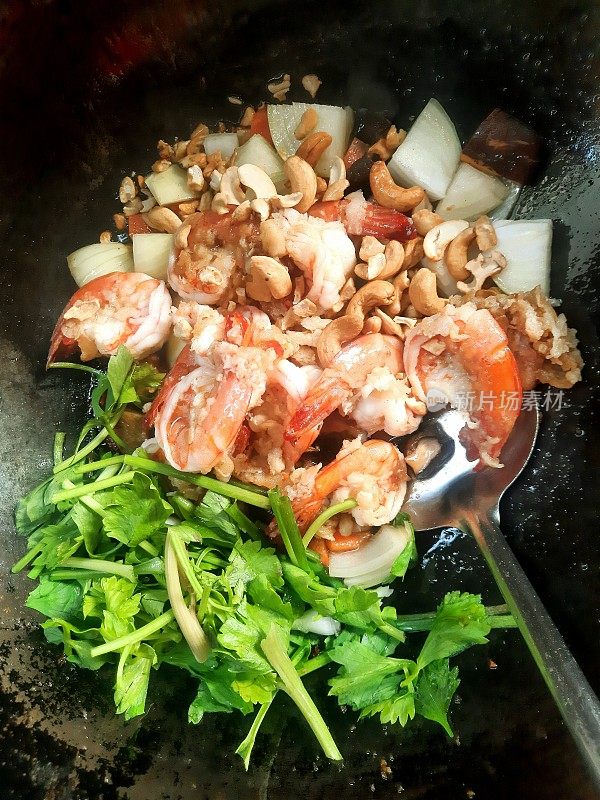 用平底锅炒虾洋葱。