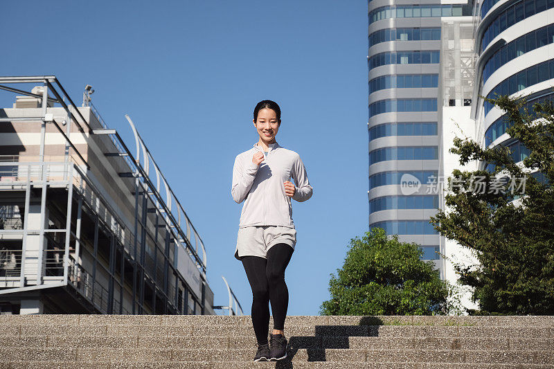 年轻女子在办公公园奔跑