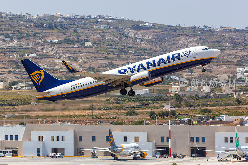瑞安航空公司的波音737-800飞机在希腊圣托里尼机场