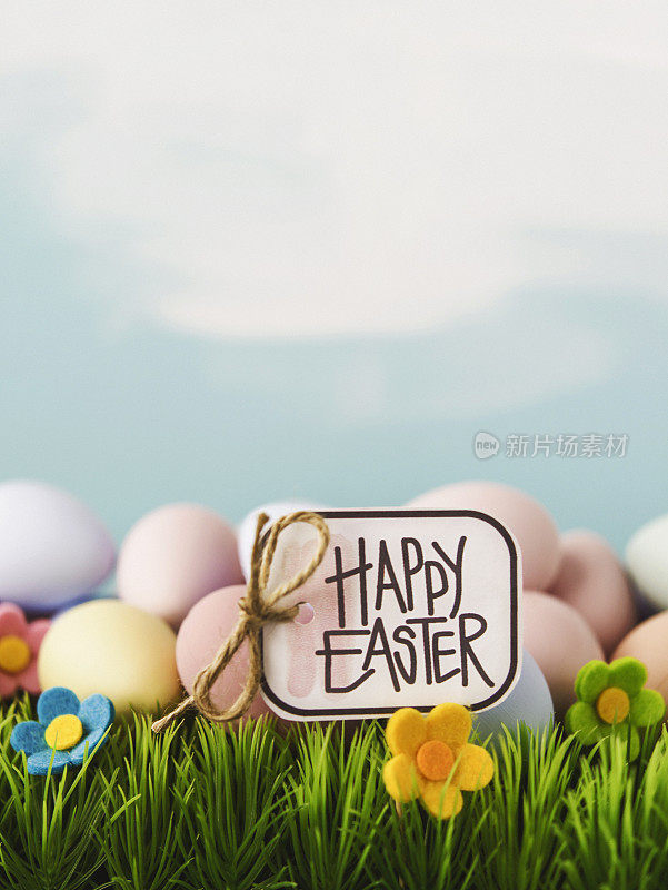 复活节的背景是一组色彩鲜艳的复活节彩蛋和鲜花，以及快乐的复活节标志
