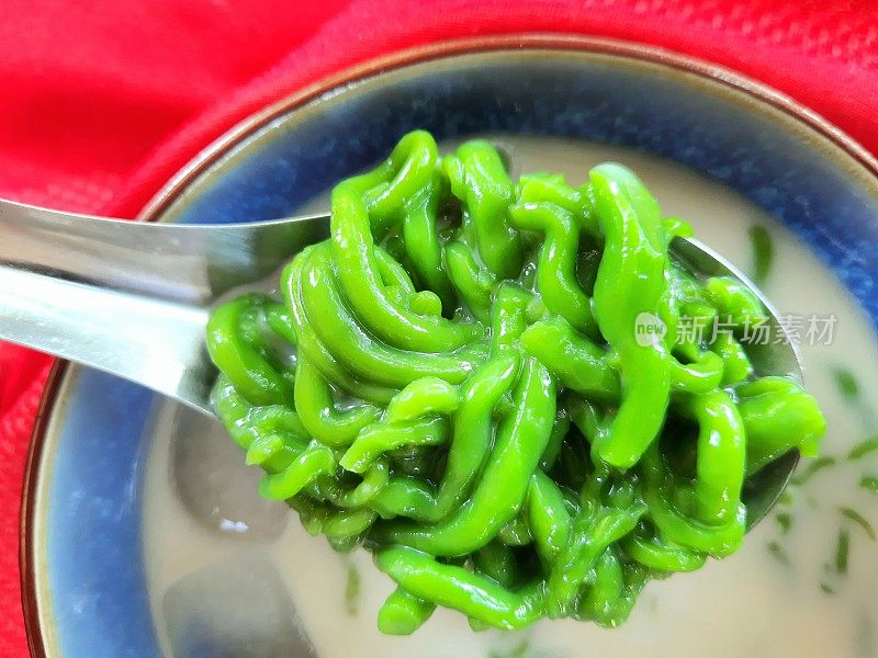 绿米粉加冰椰奶-甜点。