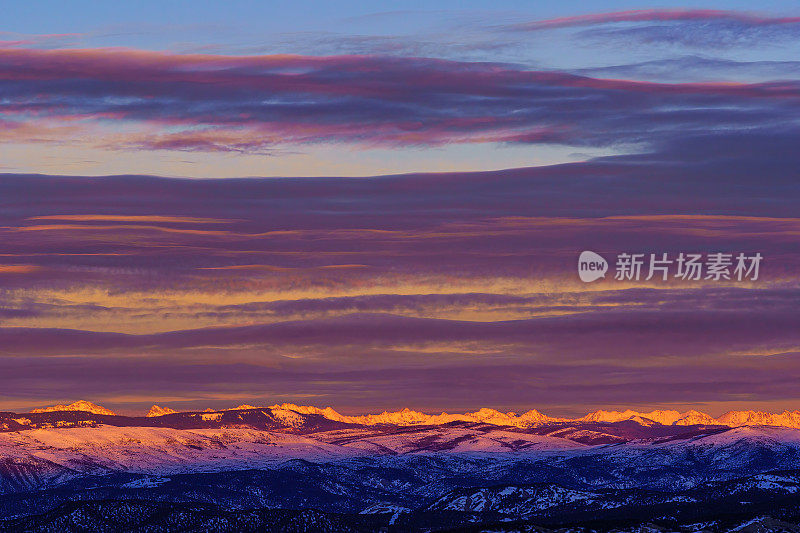 戈尔山脉冬季Alpenglow山景观