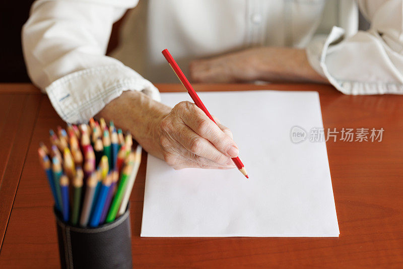 女人用铅笔在纸上写字的笔迹