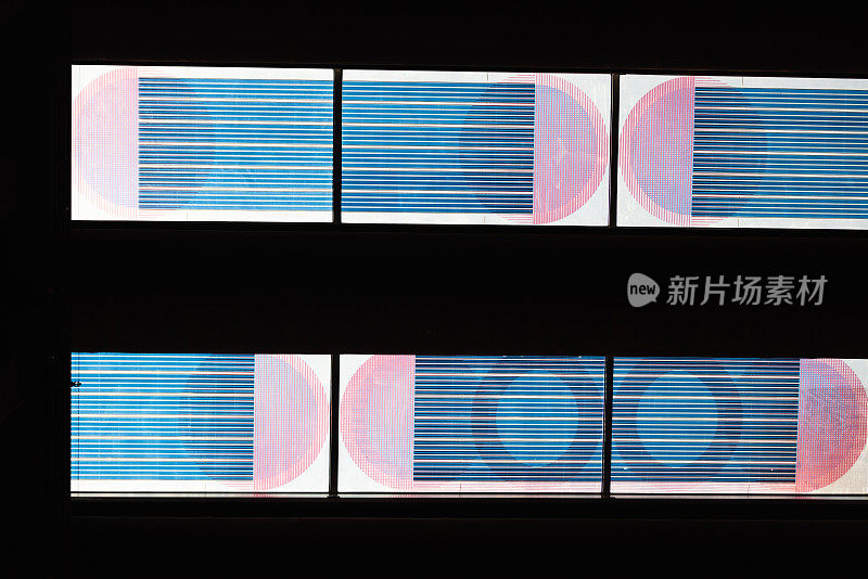 水平排列的太阳能电池板