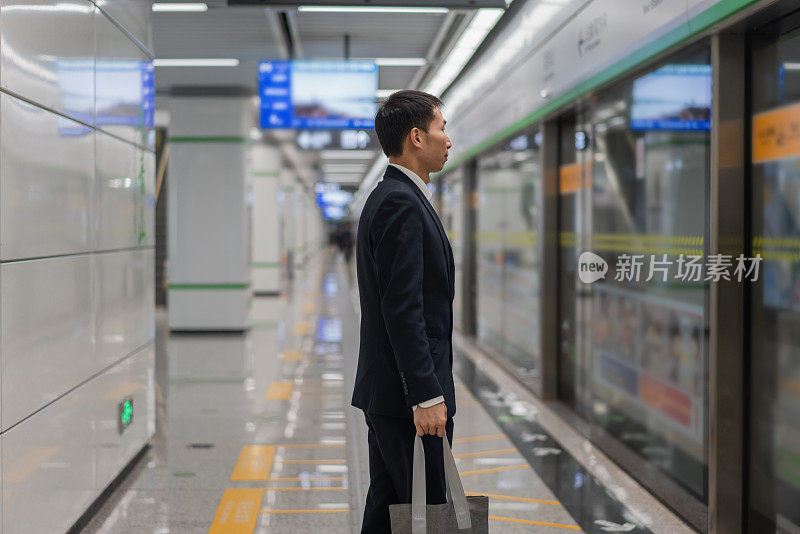 亚洲男性白领等地铁