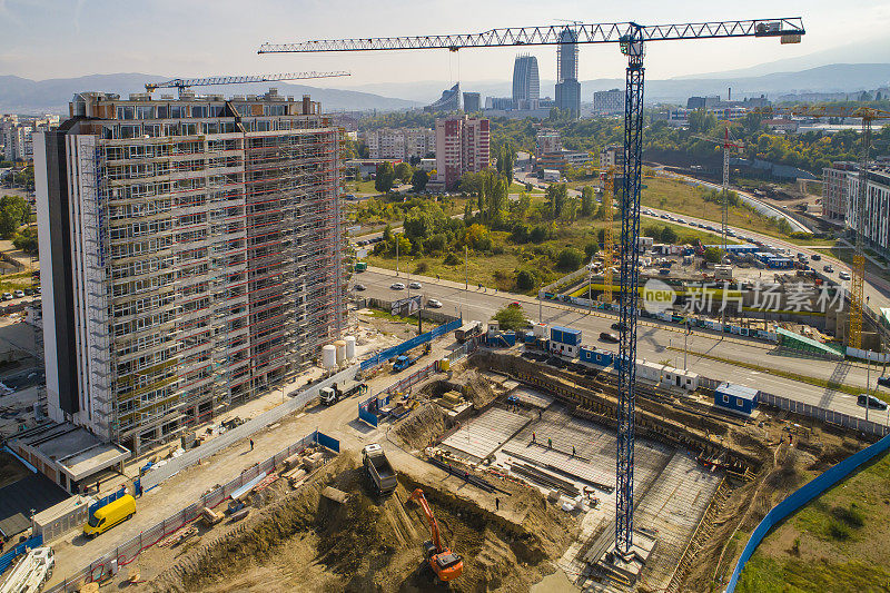保加利亚索菲亚的工业建筑起重机和建筑。施工现场及施工机械鸟瞰图。无人机视点