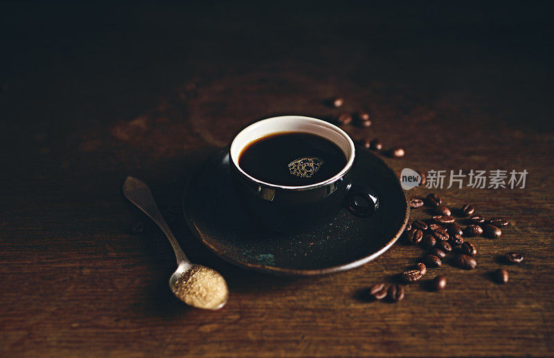 乡村木桌上的一杯黑咖啡
