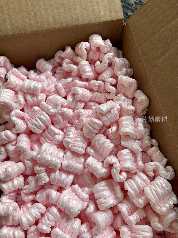 一盒粉红色的泡沫塑料