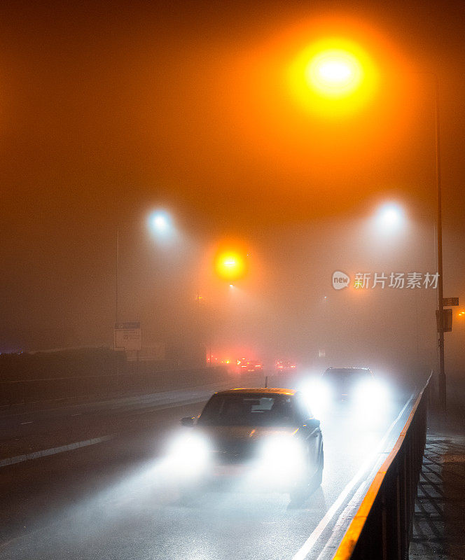 汽车在夜间浓雾中行驶