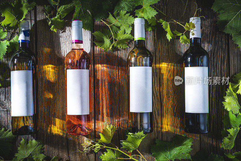 四瓶葡萄酒组合葡萄酒白玫瑰和红酒在乡村木材