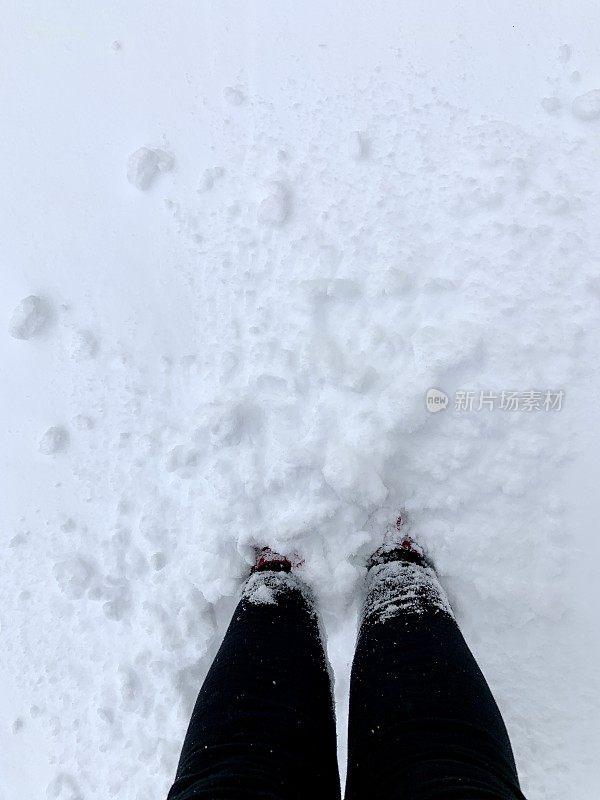 靴子在雪地