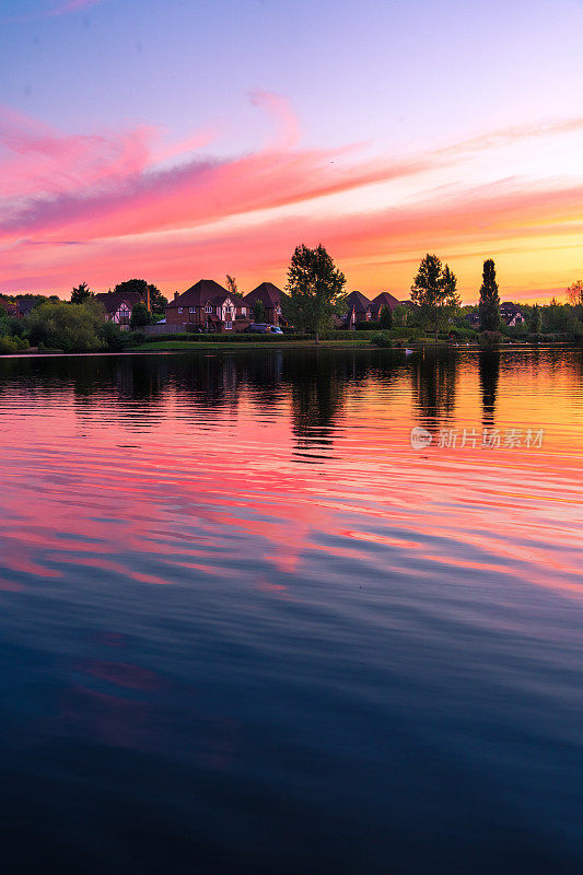 在米尔顿凯恩斯的弗兹顿湖，美丽的风景引人注目的天空紫色和黄色