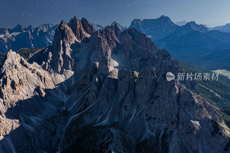 意大利阿尔卑斯山上的星空之夜-拉瓦雷多三峰。