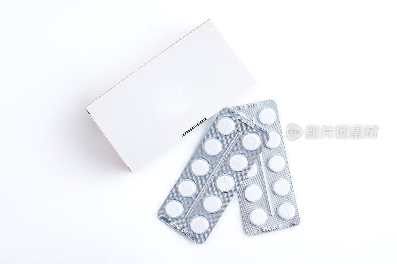 吸塑包装的药片和白色背景上的空白纸板箱