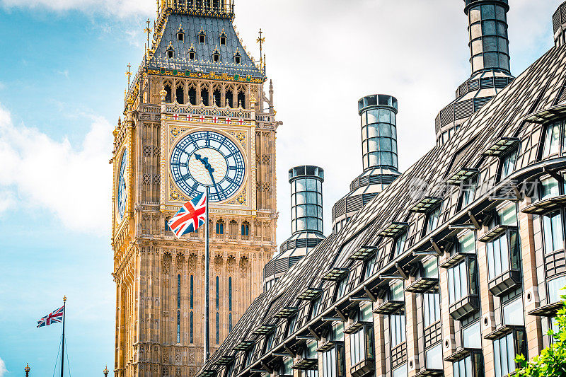 英国国旗在伦敦议会大厦飘扬