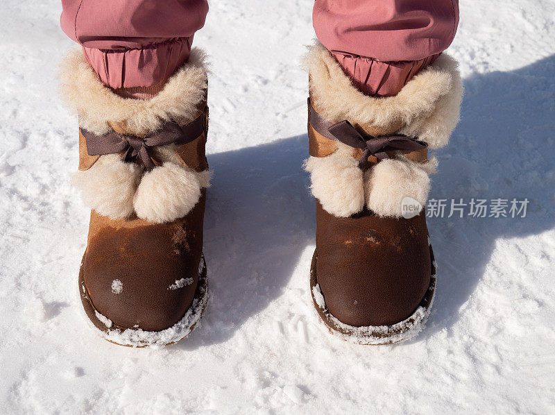 站在雪地上的小女孩