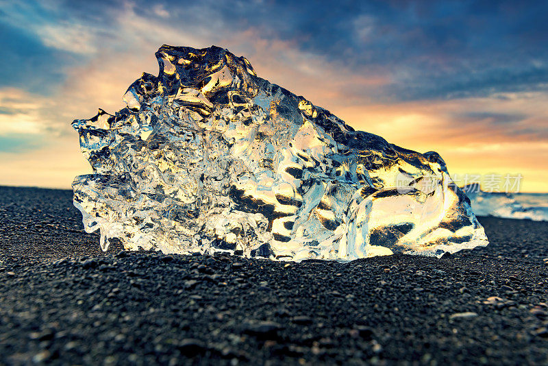 在冰岛的Jokulsarlon，一块精致的冰被冲上了被称为钻石海滩的灰海滩