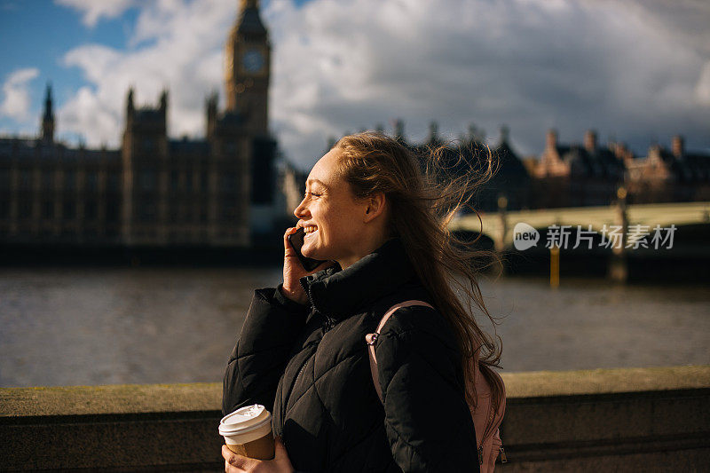漂亮女人在伦敦大街上用电话