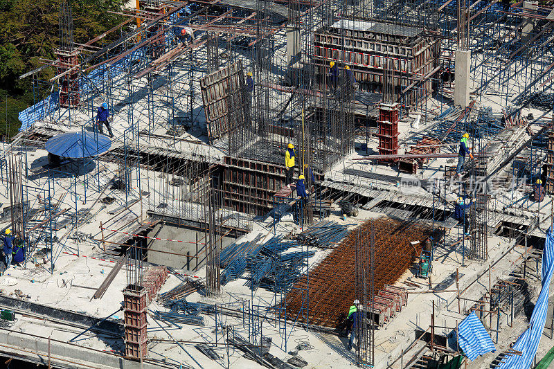 封闭未完工的混凝土建筑工地及施工人员