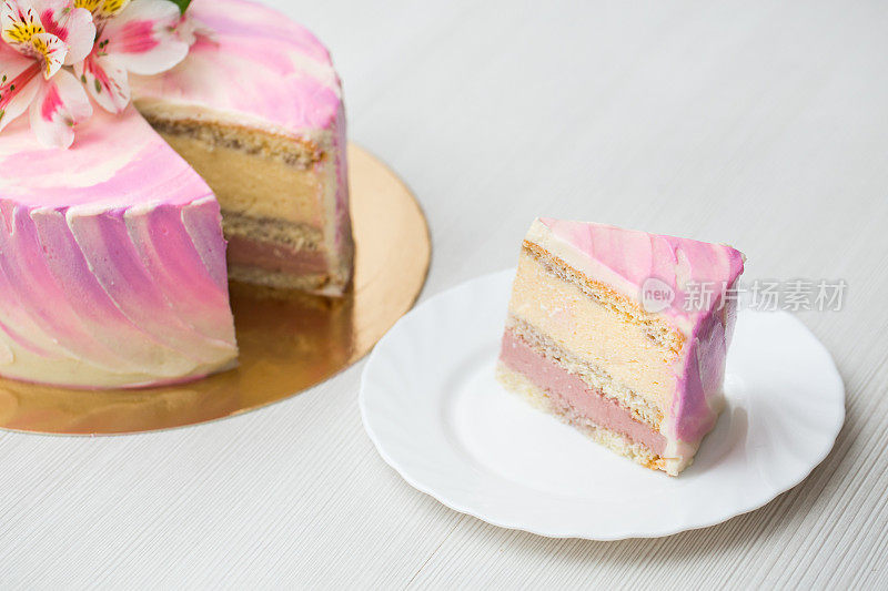 蛋糕用粉红色装饰和鲜花，切massovogo蛋糕。