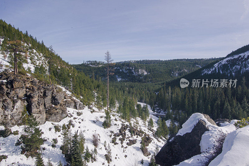 俄勒冈中部森林被雪覆盖，图马洛瀑布小道