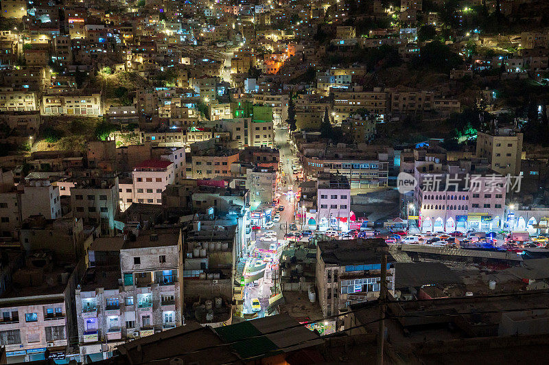 约旦夜景中的阿曼天际线。约旦首都的市中心建在七座山上