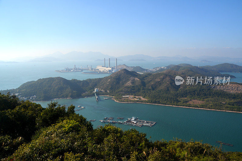 从香港岭角山俯瞰南丫岛的景观