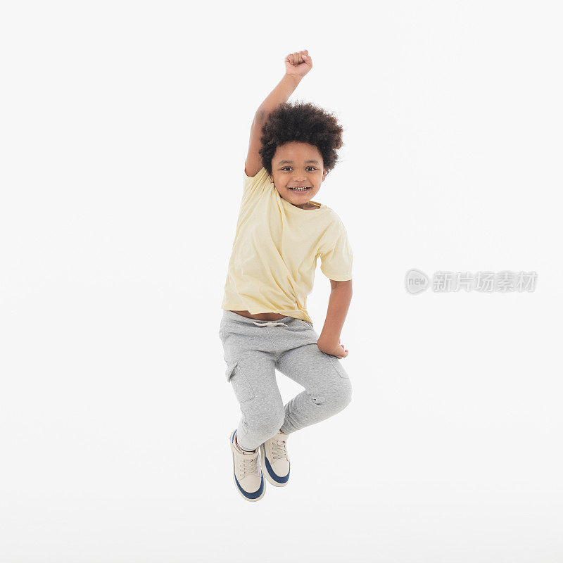 快乐的孩子在空中跳跃。