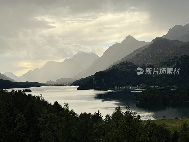 锡尔斯湖在黑暗的暴风雨天气的心情