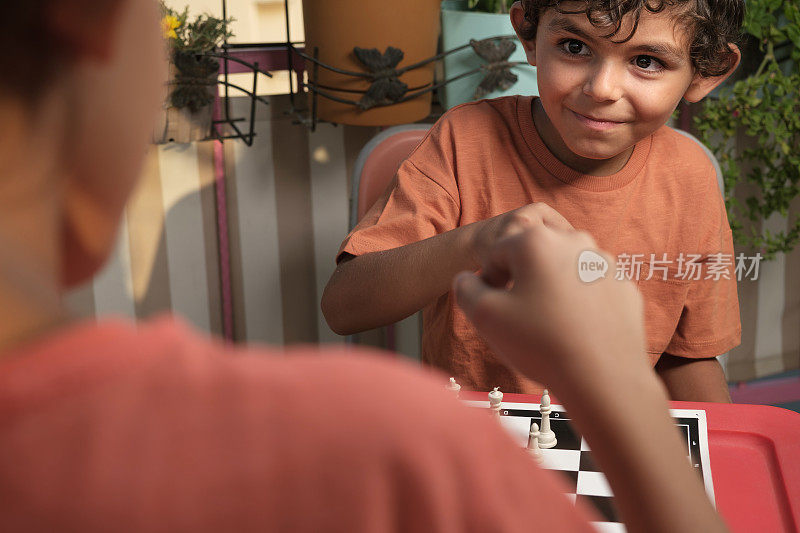 男孩下棋，走棋