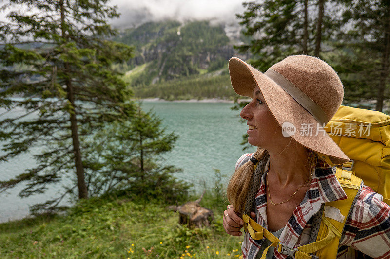 年轻女子徒步旅行在一个美丽的高山风景在夏天散步在瑞士阿尔卑斯山享受自然和户外