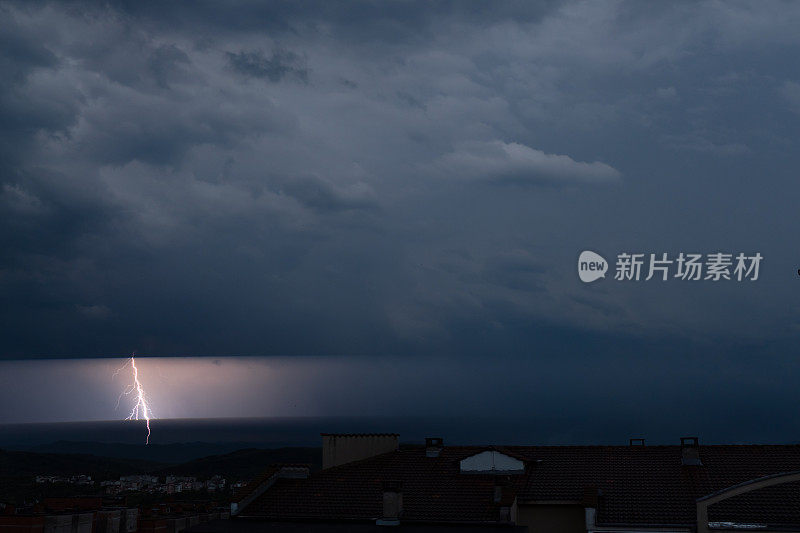 在城市的暴风雨中，阴暗的天空伴随着闪电