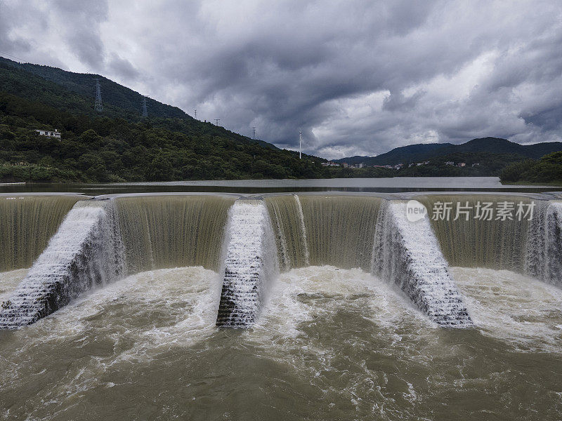 水电站大坝泄洪