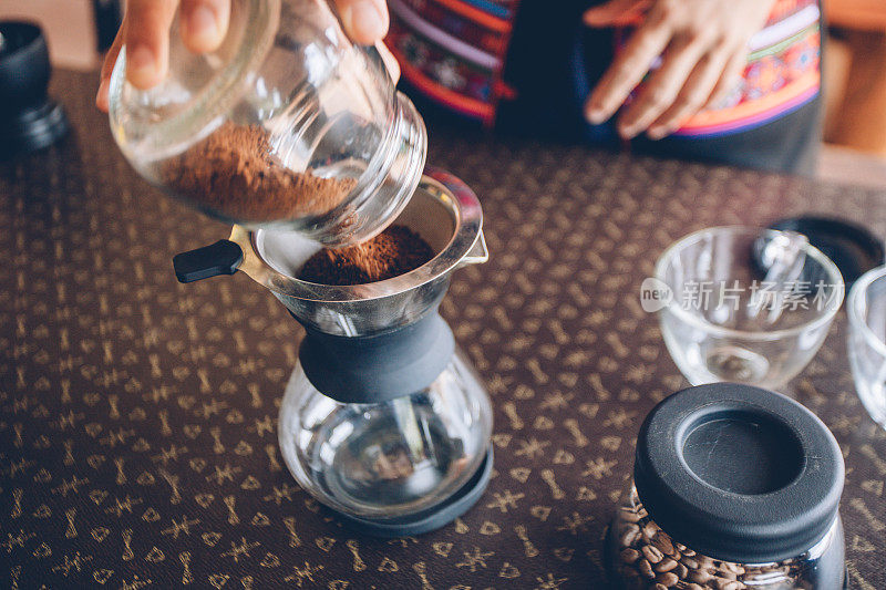 用阿拉比卡烘焙咖啡豆制作传统滴滤咖啡。
