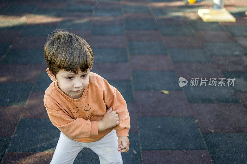 英俊的小男孩玩得很开心