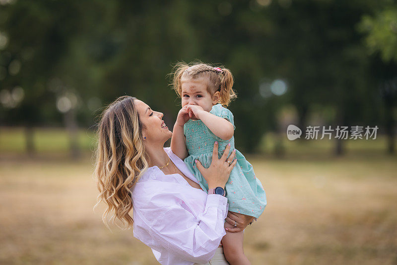 母女俩在公园里享受夏日