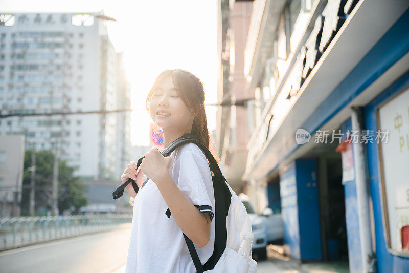 美丽的亚洲女孩黄昏回家