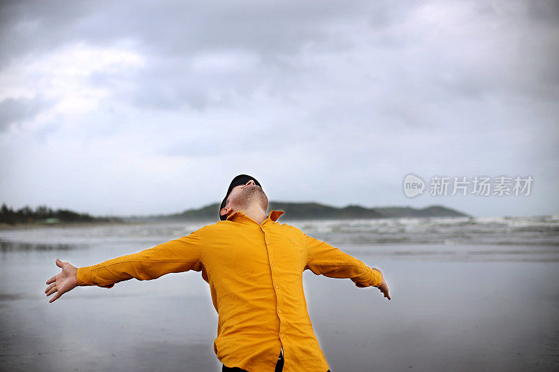 印度，果阿，一名年轻的印度男子在Morjim海滩上呼吸新鲜空气