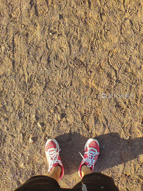 脚与鞋子在砾石地面作为纹理背景