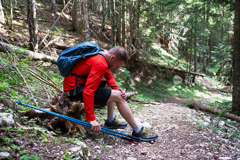徒步旅行者在森林中旅行时感到膝盖疼痛